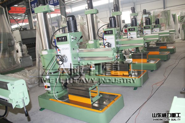 山東威力重工搖臂鉆床生產(chǎn)車間